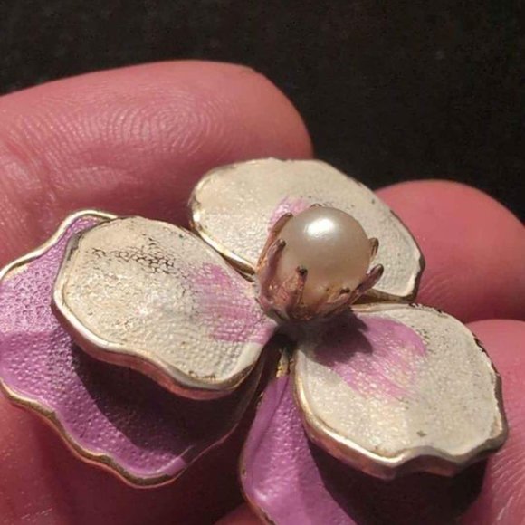 Vintage Pansy Purple and White Brooch with Gold Trim and white.pearl.bead Center - Picture 1 of 8